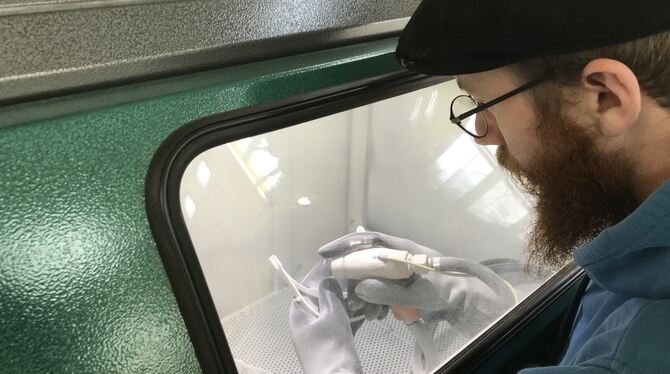 Maschinenbau-Absolvent Fabian Ankele bei der Feinarbeit an einem Face Shield. FOTO: SIEGFRIED HEINRICH Maschinenbau-Absolvent Fabian Ankele bei der Feinarbeit an einem Face Shield. FOTO: SIEGFRIED HEINRICH