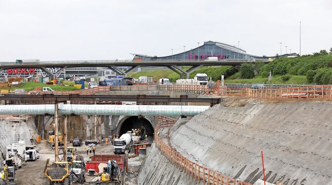 Die Röhren des Flughafentunnels werden unter der Autobahn und den Messehallen hindurchführen.  FOTO: HORST RUDEL