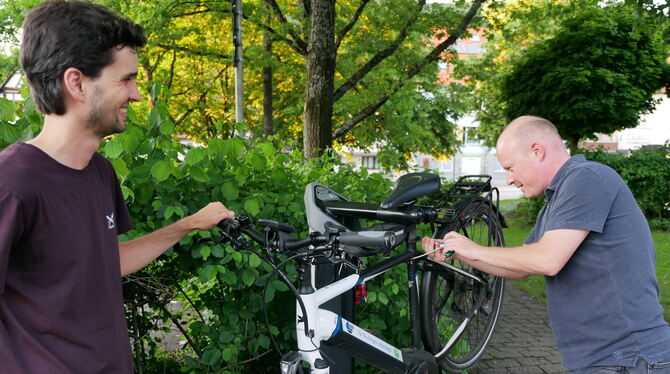 David Schell (links) und Philipp Riethmüller von der Taskforce Radverkehr waren am Montagabend im Bezirksgemeinderat Gönningen u