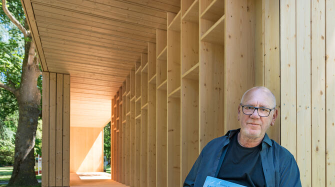 Peter Reifsteck vor der noch unbestückten Open-Air-Bibliothek auf der Landesgartenschau in Überlingen. Im nächsten Jahr werden d