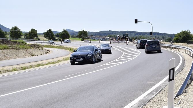 Der Umbau der Schlössleskurve ist abgeschlossen. Am Freitag rollt der Verkehr wieder ungehindert. Die Kosten in Höhe von 2,19 Mi Der Umbau der Schlössleskurve ist abgeschlossen. Am Freitag rollt der Verkehr wieder ungehindert. Die Kosten in Höhe von 2,19 Mi