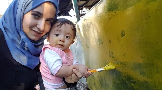 Dokumentarfilmerin Waad al-Kateab mit ihrer Tochter Sama in der vom Krieg zerstörten Stadt Aleppo.   FOTO: FILMPERLEN