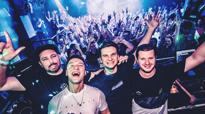 Tim Bayer (zweiter von links) mit DJ-Kollegen bei einem Auftritt im Reutlinger Club Prisma.   FOTO: NEON