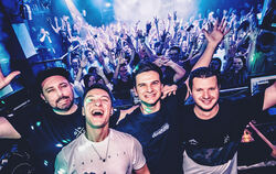 Tim Bayer (zweiter von links) mit DJ-Kollegen bei einem Auftritt im Reutlinger Club Prisma.   FOTO: NEON