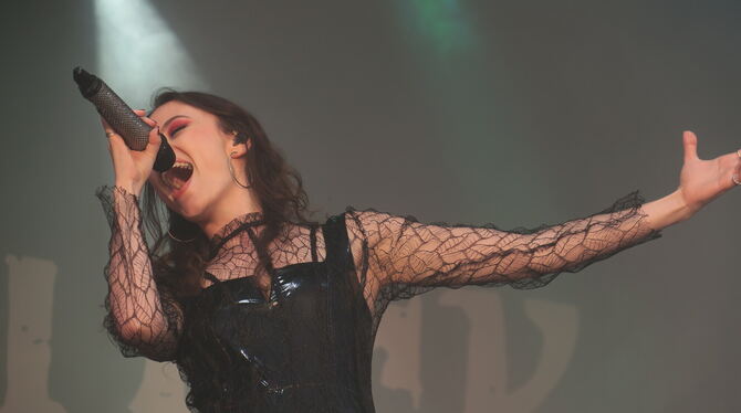 Große Stimme, große Gefühle: Jennifer Haben von Beyond The Black beim Auftritt am Stuttgarter Flughafen.   FOTO: KNAUER