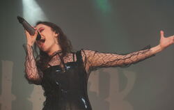 Große Stimme, große Gefühle: Jennifer Haben von Beyond The Black beim Auftritt am Stuttgarter Flughafen.   FOTO: KNAUER