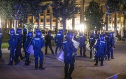 Großes Polizei-Aufgebot am Eckensee. Die Unruhen haben sich angedeutet. Stadt ignorierte Warnungen der Polizei.  FOTOS: DPA