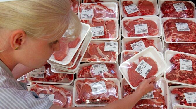 Das meiste abgepackte Fleisch in den Kühltheken der Discounter stammt aus den Schlachtereien der Großkonzerne, wie Tönnies oder