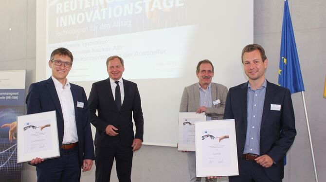 Die Preisträger des IHK-Preises (von links): Professor Dr. Harald Thorwarth (Hochschule Rottenburg), IHK-Hauptgeschäftsführer Wo