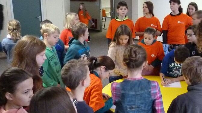 Bei einem Schnuppertag des Albgymnasiums informierten sich über fünfzig Kinder und ihre Familien über das Angebot der privaten S