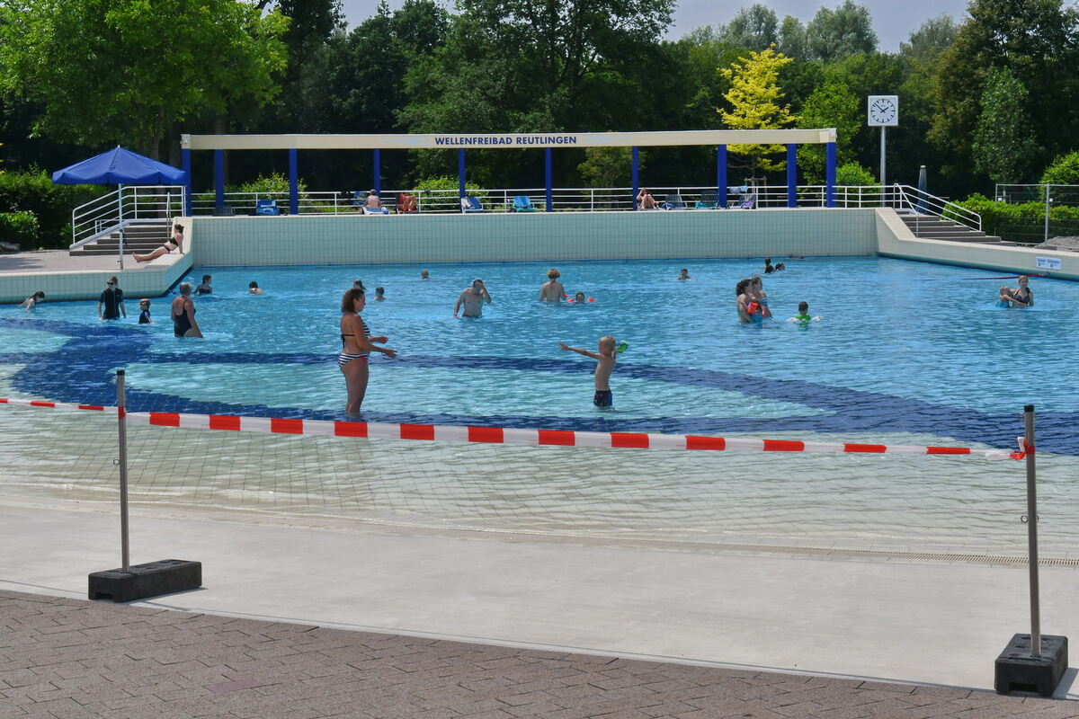 Freibad Reutlingen Wellenbad ohne Wellen FOTO MEYER