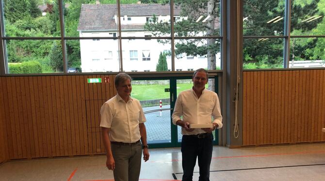 Bürgermeister Peter Nußbaum (links) überreicht Wilfried Schneider die Ehrenstele des Gemeindetags.  FOTO: SAUTTER