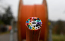 In solchen farbigen Leerrohren werden Glasfaserkabel verlegt. So kommt schnelles Internet in die Häuser.  SYMBOLFOTO: DPA
