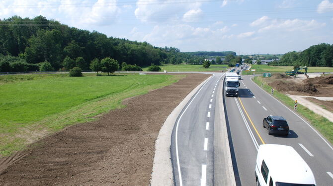 Die neue Einfädelspur in die B 312 beim Anschluss Metzingen-Gewerbegebiet Längenfeld in Richtung Reutlingen (links) ist fertig,