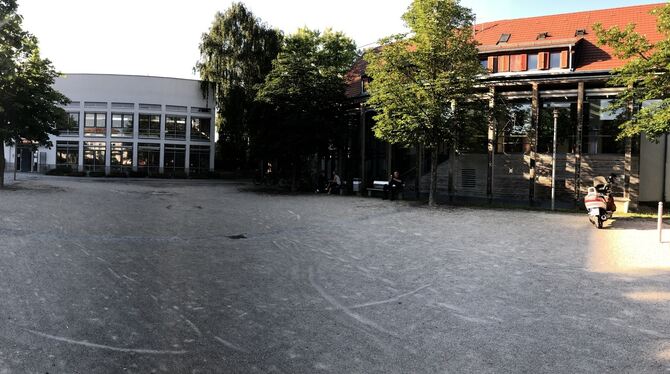 Der aktuelle Untergrund des Wannweiler Rathausplatzes ist bald Geschichte. Im Herbst wird der Splittbelag durch Betonpflasterste