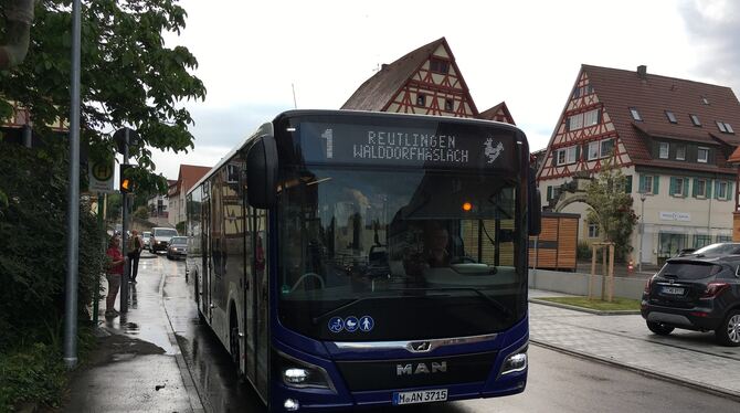 Auf dem Bild ist der Bus von Reutlingen nach Häslach zu sehen, der hier gerade an der Haltestelle Walddorf steht. Die Busse soll