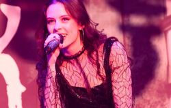 Latex-Look und starke Stimme: Jennifer Haben im Autokino.  FOTO: KNAUER