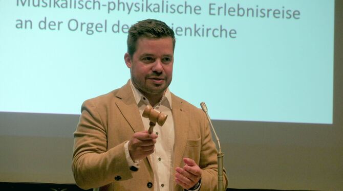 Auktionator Alexander Schulze bei der »Organistenversteigerung« in der Reutlinger Marienkirche. FOTO: KNAUER Auktionator Alexander Schulze bei der »Organistenversteigerung« in der Reutlinger Marienkirche. FOTO: KNAUER