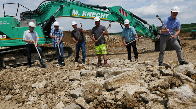 Mit Spatenstich und Pickelhieb: Start für Breitenbohl II in Holzelfingen.  FOTO: LEISTER
