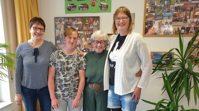Ralf Schulz (Zweiter von links) und seine Gastmutter Renate Brandt (Zweite von rechts) wurden von Eva Radmüller (links) und Mela