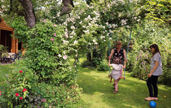 Der Garten von Gerlinde Spinnler bietet auch Spielräume für die Enkelinnen. FOTOS: BLOCHING
