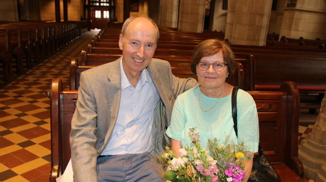 Dr. Martin Schmid und seine Ehefrau Edith Schmid sind unermüdlich für den Notlagenfonds unterwegs und sammeln Spenden.  FOTO: OE
