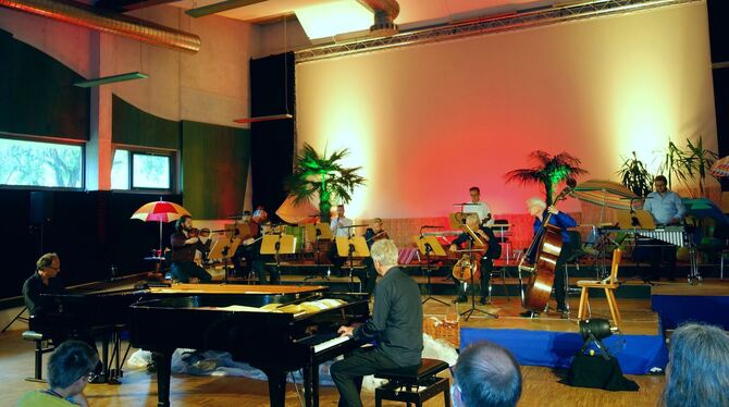 Das Klavierduo Grau-Schumacher mit Mitgliedern der WPR im Studio.  FOTO: BÖHM