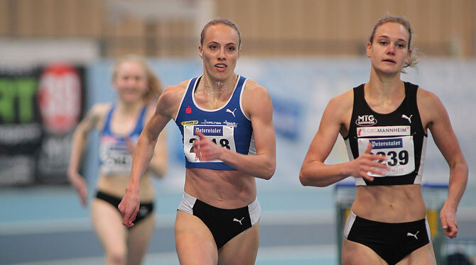 Die Tübingerin Jackie Baumann schrammt über 400 Meter Hürden in Sindelfingen hauchdünn an ihrer Bestzeit vorbei. FOTO: GÖRLITZ Die Tübingerin Jackie Baumann schrammt über 400 Meter Hürden in Sindelfingen hauchdünn an ihrer Bestzeit vorbei. FOTO: GÖRLITZ