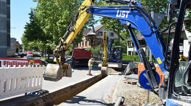 Der Graben für die neuen Leitungen in der Gönninger Straße ist ausgehoben.  FOTO: SCHÖBEL