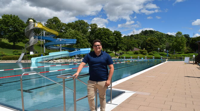 Der Leiter des wieder mit Einschränkungen geöffneten Mössinger Freibads Tobias Nützel.  FOTO: JAENSCH