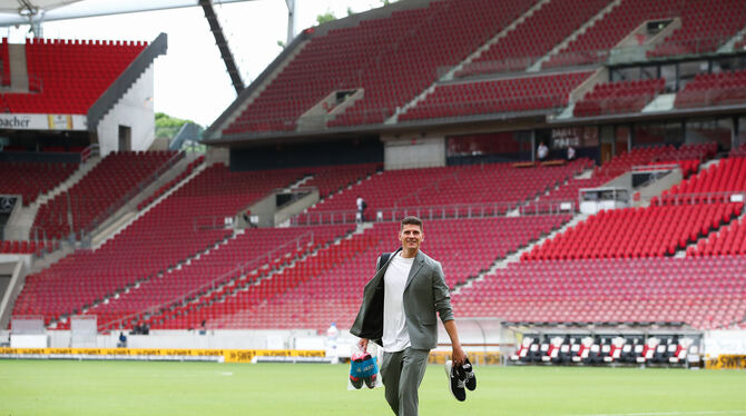 Die Sachen sind gepackt: Mario Gomez geht nach seinem letzten Profispiel.  FOTO: DPA