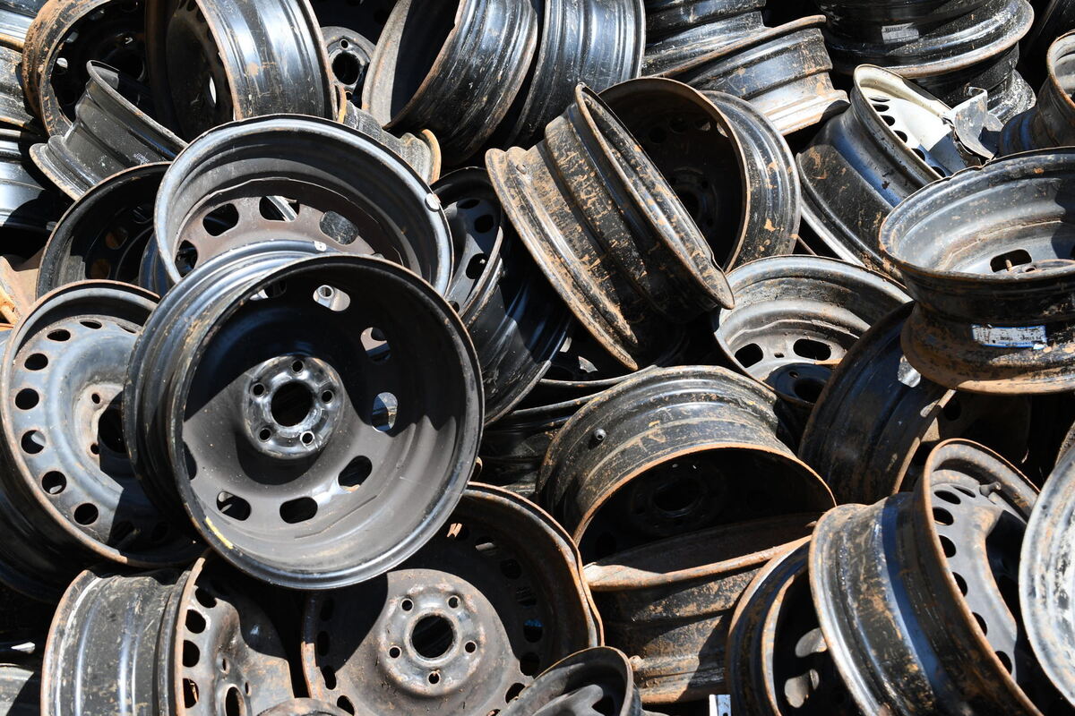 Nach vielen Tausend Kilometern warten die Felgen auf die Fahrt zur stofflichen Verwertung. Nach vielen Tausend Kilometern warten die Felgen auf die Fahrt zur stofflichen Verwertung.