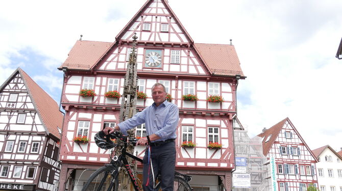 Hauptamtsleiter Eberhard Knauer geht in den Ruhestand. Auf dem Bild ist der leidenschaftliche Radfahrer mit seinem Velo vor dem