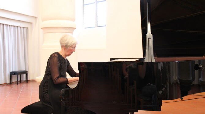Angela-Charlott Linckelmann bei ihrem Konzert im Spitalhofsaal.  FOTO: VARADY