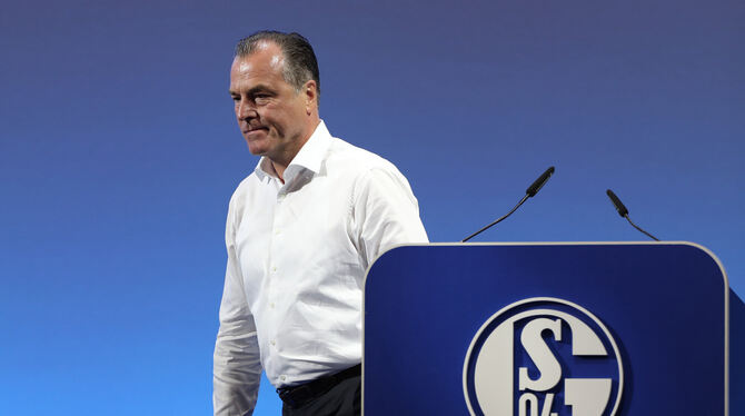 Clemens Tönnies tritt von seinem Amt als Aufsichtsratsvorsitzender beim Fußball-Bundesligisten FC Schalke 04 zurück. Er beugt s