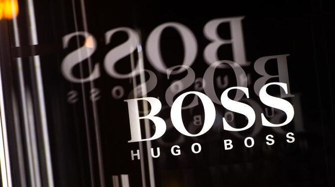 Das Logo von Hugo Boss spiegelt sich in einem Schaufenster