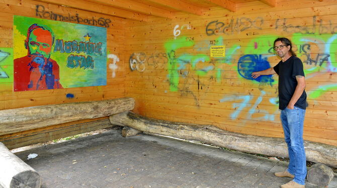 Farbschmierereien und zertrümmerte Scheiben und Zäune: Michael Kromer von der Christian-Morgenstern-Schule beklagt eine regelrec