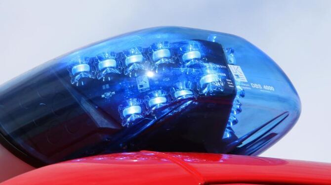 Ein Blaulicht leuchtet auf einem Einsatzwagen der Feuerwehr Ein Blaulicht leuchtet auf einem Einsatzwagen der Feuerwehr
