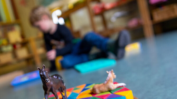 Jedes Jahr gibt es mehr Anmeldungen als Plätze in der Kinderbetreuung.  FOTO: DPA