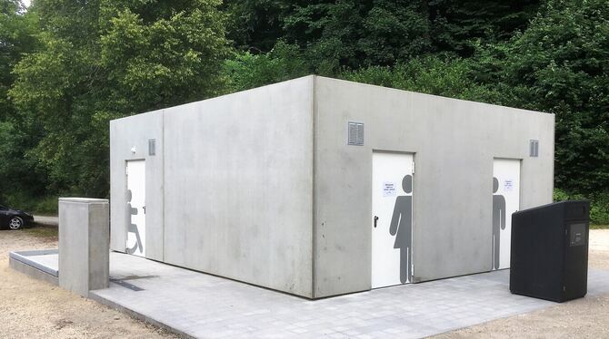 Die nüchterne Betonfassade der neuen WC-Anlage im Maisental wird sich noch verändern: Eine spezielle Grundierung soll nach den V