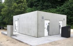 Die nüchterne Betonfassade der neuen WC-Anlage im Maisental wird sich noch verändern: Eine spezielle Grundierung soll nach den V