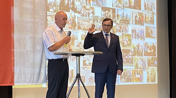 Bürgermeister Steffen Heß wird für seine zweite Amtsperiode von Geo Pflumm vereidigt.  FOTO: SAPOTNIK
