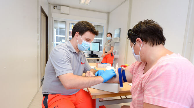 Corona-Forschung: In Reutlingen lassen sich rund 3 000 Probanden für eine Antikörper-Studie Blut abzapfen.   FOTO: PIETH