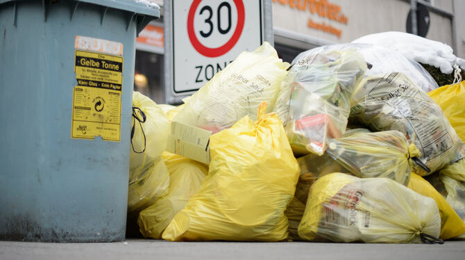 Der Anblick ist den Reutlingern gut bekannt: Berge an gelben Müllsäcken liegen jeden Monat am Straßenrand und verschandeln das S