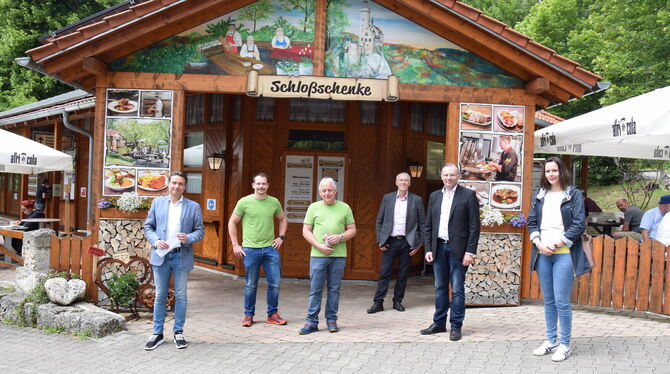 Die Besitzer der Schloßschenke Thomas und Jochen Etter (in Grün, von links) bekamen Besuch von (von links) Manuel Hailfinger, Vo