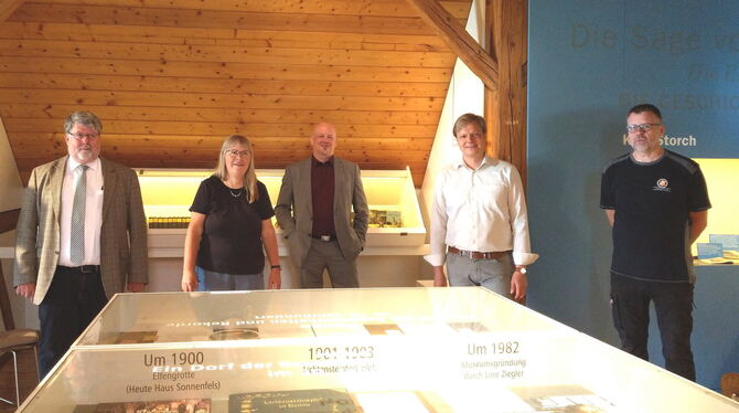 Alexander Ziegler, Jutta Kraak, Dr. Thomas Schmidt, Bürgermeister Peter Nußbaum und Jürgen Eidt (von links) stellen die neue Aus