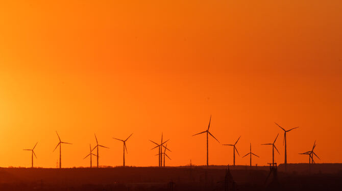 Windkraftanlagen: »Verspargelung« der Landschaft oder Zukunft der Energie?  FOTO: DPA