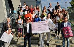 Sportlerehrung  des Kreises Reutlingen mit allen Preisträgern (rechts oben), Franziska Brauße (links oben), dem zweitplatzierten