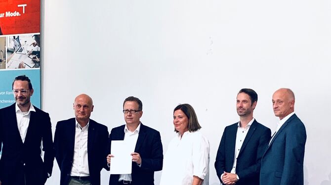Jochen Strähle (Fakultät Textil & Design, von links), Steffen Joost (BTE), Rolf Pangels (BTE), Bettina Grüninger (LDT Nagold), D
