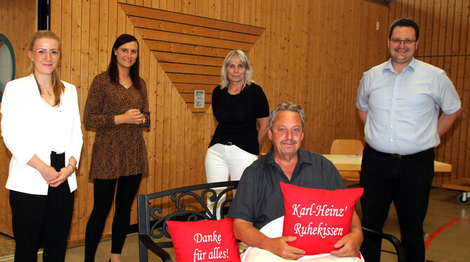 Sichtlich bewegt war Karl-Heinz Wurst (vorne), als er von Rebecca Jungel (von links), Stefanie Pflüger, Erika Frank und Dominik